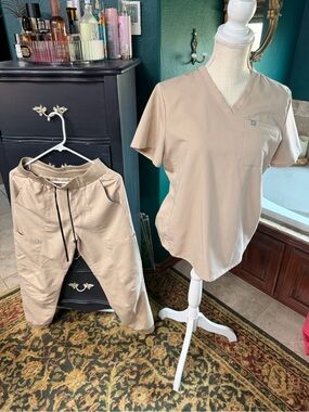 Women's Fabletics scrub set m top s/s bottom
